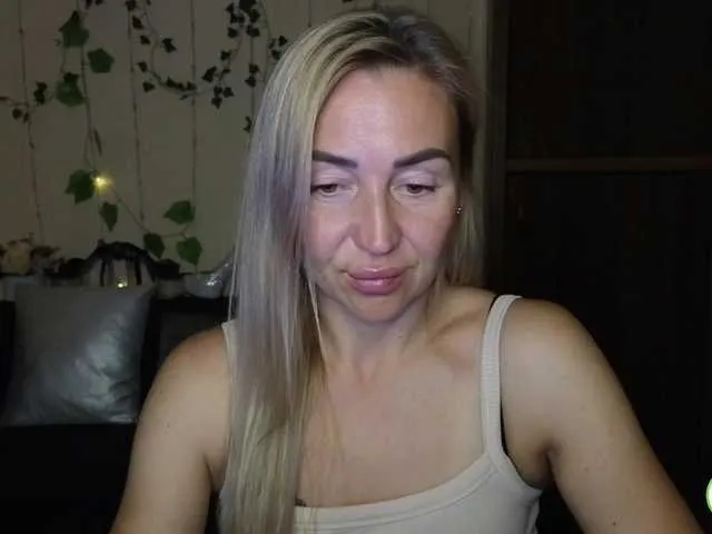 Jullyblondkiss – webcam model profile photo