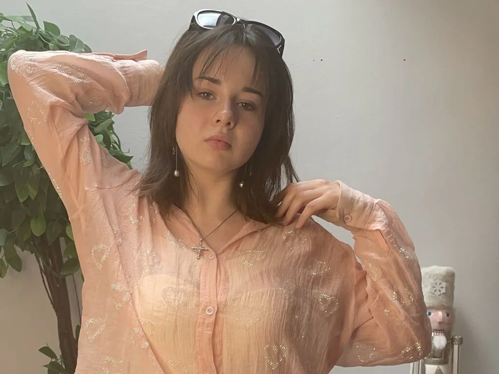 CweneClose – webcam model profile photo
